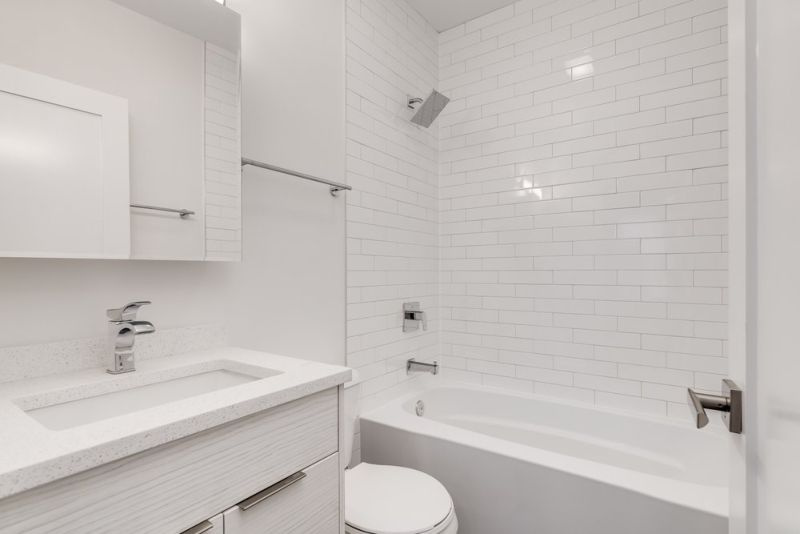 Vikrell vs. akryyli kylpyhuonekalusteet: kumpi on parempi?