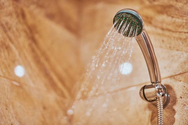 Как да премахнете душ глава без гаечен ключ (Направете това!)