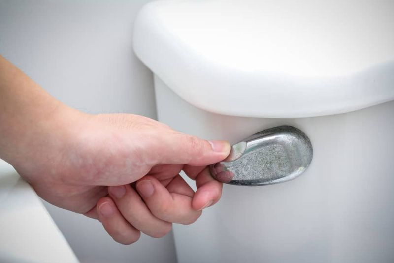 Toalett rapar stor bubbla när du spolar? (Här är varför)
