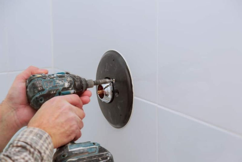 Как да премахнете оголен винт от кран за душ (Направете това!)