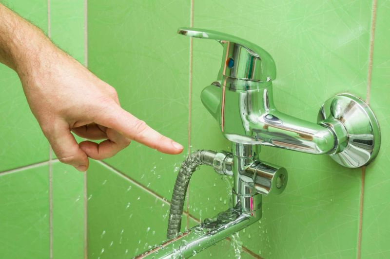 כיצד לתקן מקלחת דולפת מבלי להסיר אריחים
