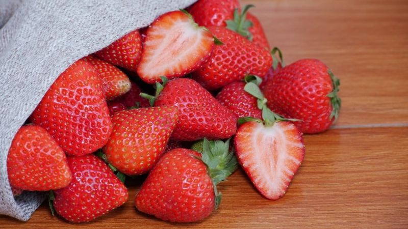 Sådan får du jordbærpletter ud af tæppet (gør dette!)