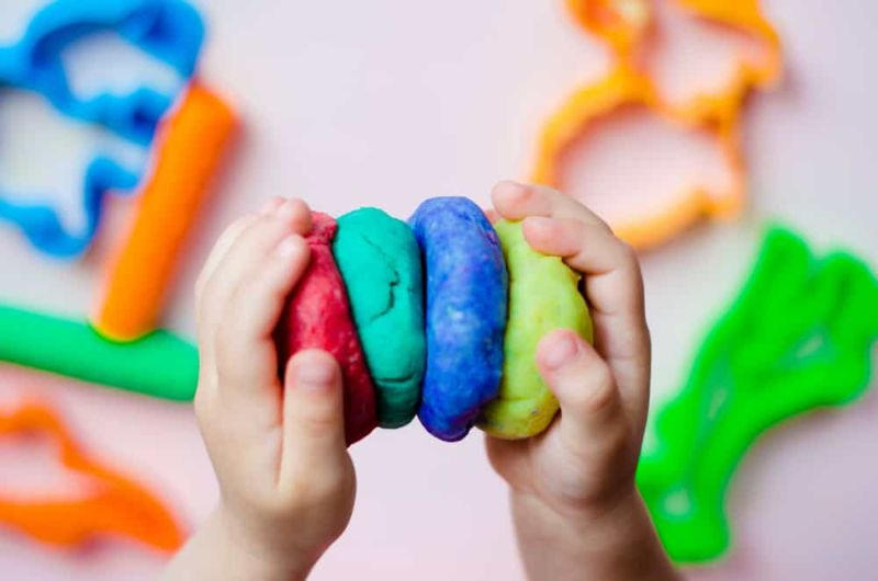 Sådan får du Play-Doh ud af gulvtæppet (hurtigt og nemt!)
