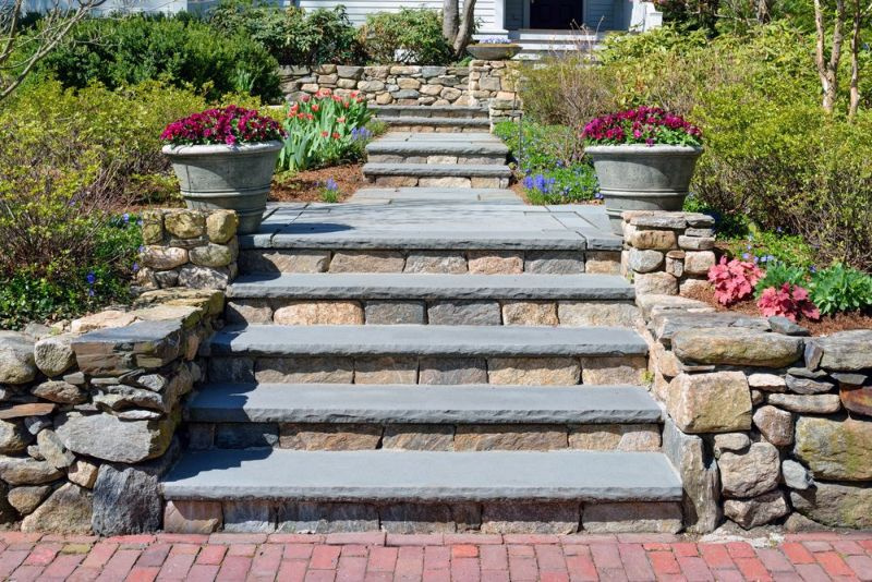 Koliko stanejo stopnice in stopnice iz kamnitih plošč?