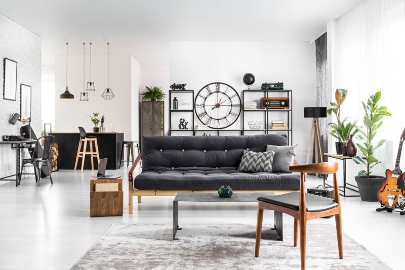 Kādā krāsā man vajadzētu krāsot savu dzīvojamo istabu ar melnām mēbelēm?
