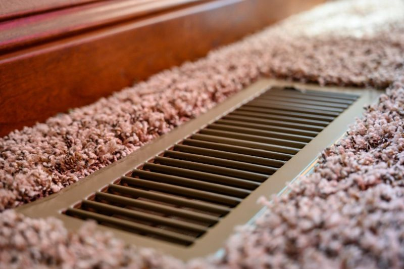 Vai varat novietot mēbeles virs grīdas ventilācijas atverēm? (Uzziniet tūlīt!)
