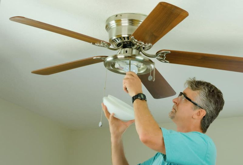 Как да премахнете вентилатор на тавана (бързо и лесно!)