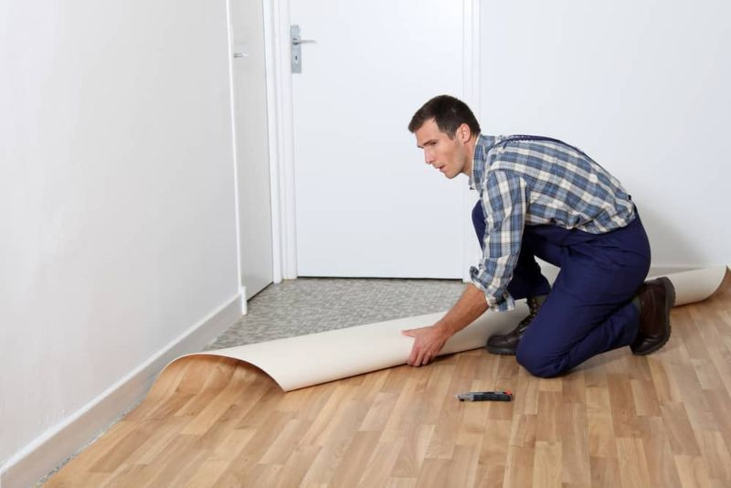 Kaip pašalinti linoleumo klijus nuo betoninių grindų (padarykite tai!)