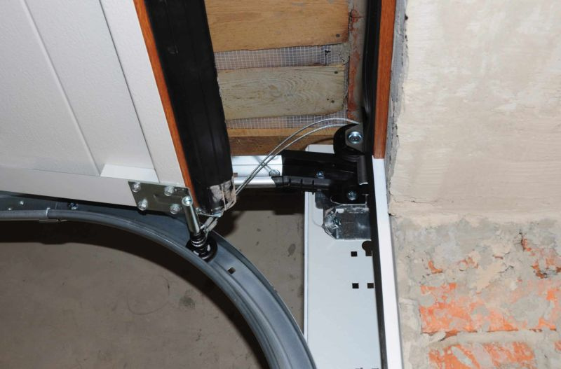 Kako odpreti garažna vrata z zlomljeno vzmetjo