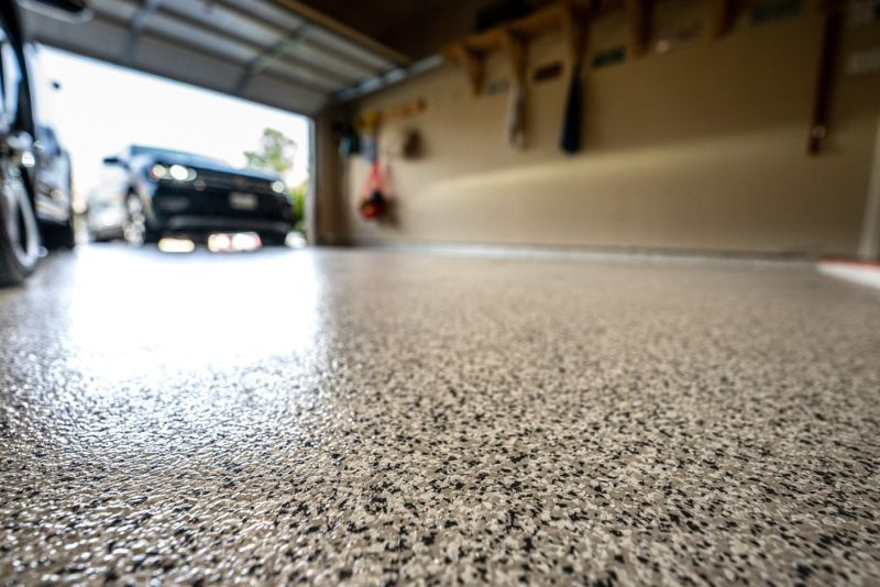 Garažo grindų plytelės ir epoksidinė derva: kuri iš jų yra geresnė?
