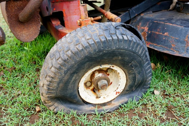 Kuinka irrottaa itsepintainen takapyörä nurmikon traktorista