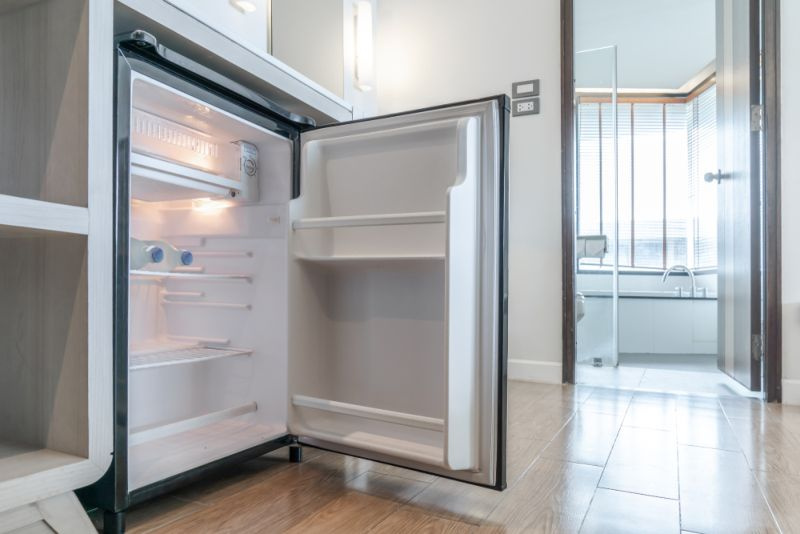 Можете ли да поставите мини хладилник в шкаф? (Разберете сега!)