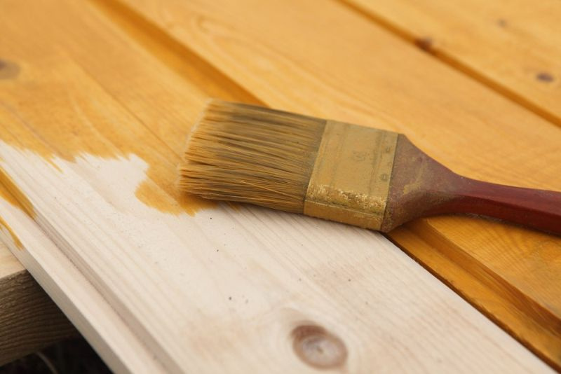 Ar galite naudoti medienos dėmes ant metalinių paviršių?