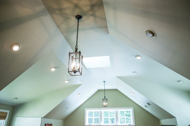 האם אתה יכול לשים תאורה שטוחה על תקרה משופעת?