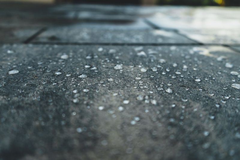 Kas vihm võib värskelt suletud sissesõidutee rikkuda? (Uurige kohe!)