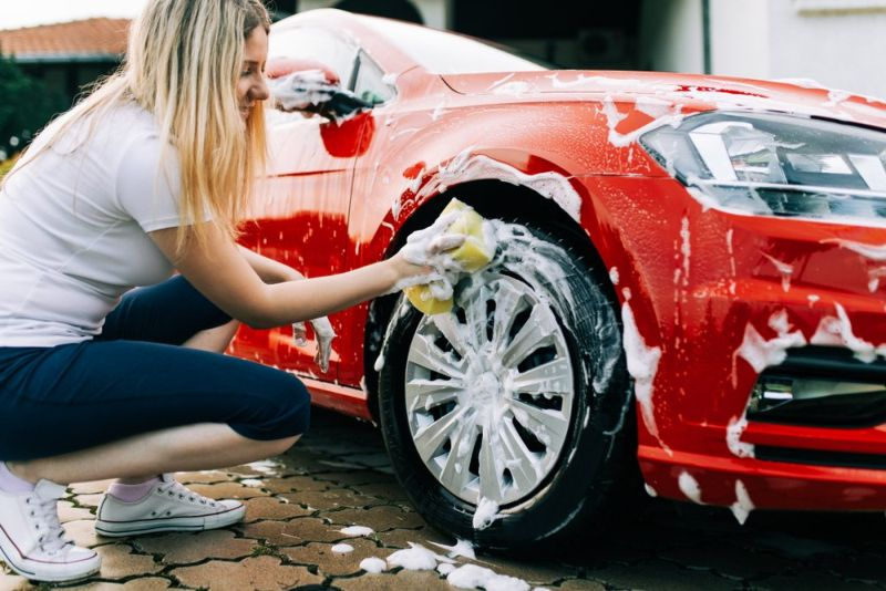 האם אוכל לשטוף את המכונית שלי בחניה שלי? (גלה עכשיו!)
