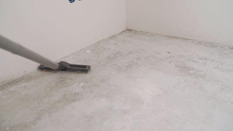 Kaip išvalyti dulkėtas betonines rūsio grindis (padarykite tai!)