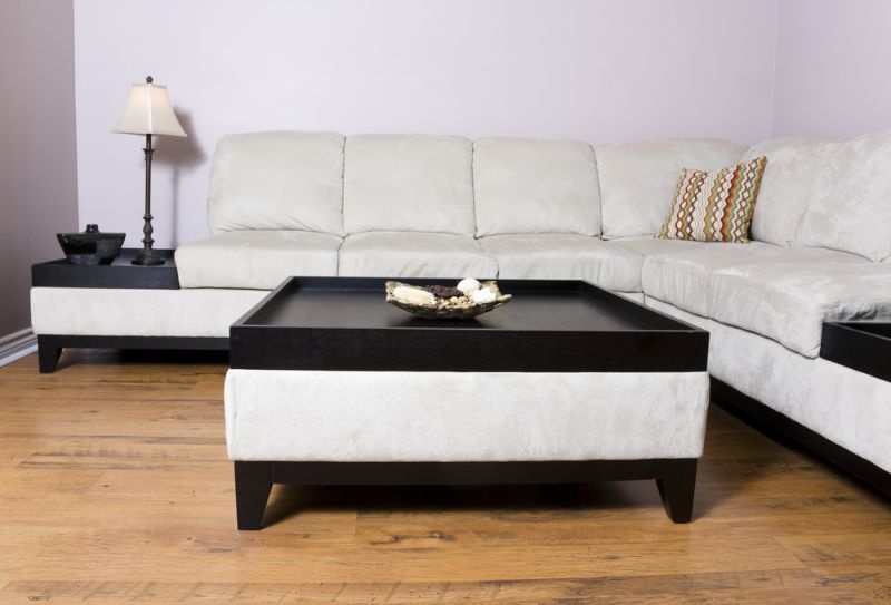 Sådan rengøres en sofa i mikroruskind (trin-for-trin guide)