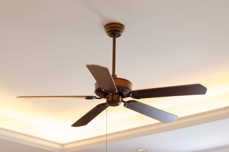 Ar jūsų lubų ventiliatorius dūzgia? (5 pagrindinės priežastys ir pataisymai)