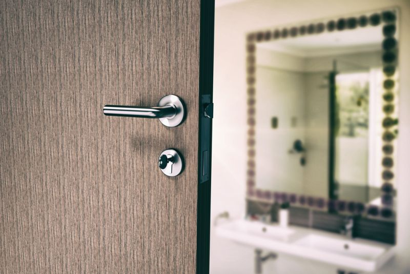 כיצד לפתוח מנעול טוויסט של דלת חדר אמבטיה