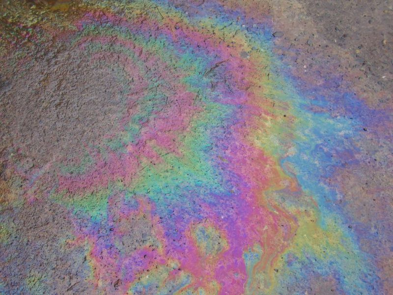 Как да се отървете от миризмата на разлято отоплително масло в бетонното мазе
