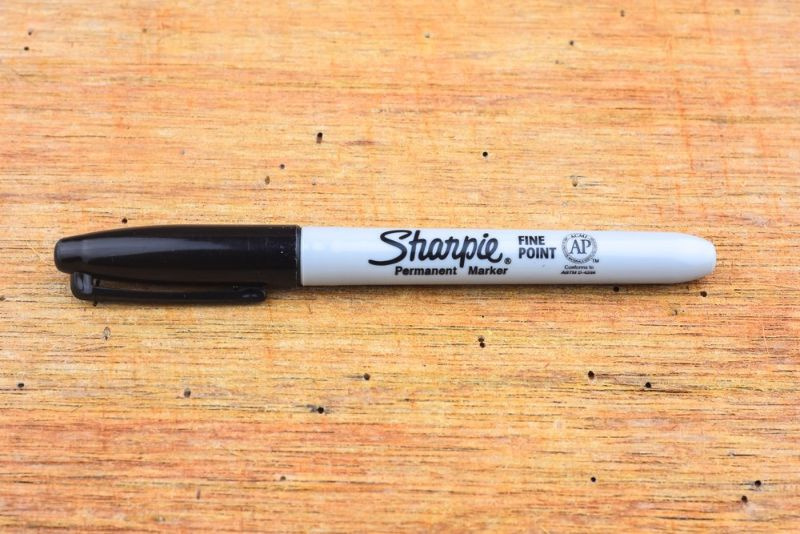 Sådan fjerner du Sharpie fra træ (7 måder at gøre det på!)