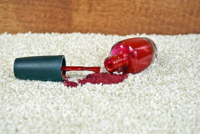 איך להוריד לק מהשטיח