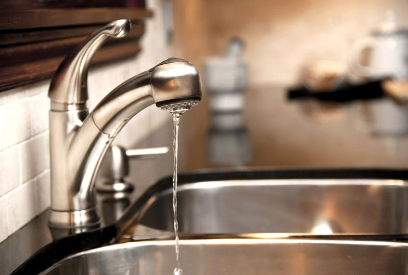 Vad orsakar lågt vattentryck vid en diskbänk?