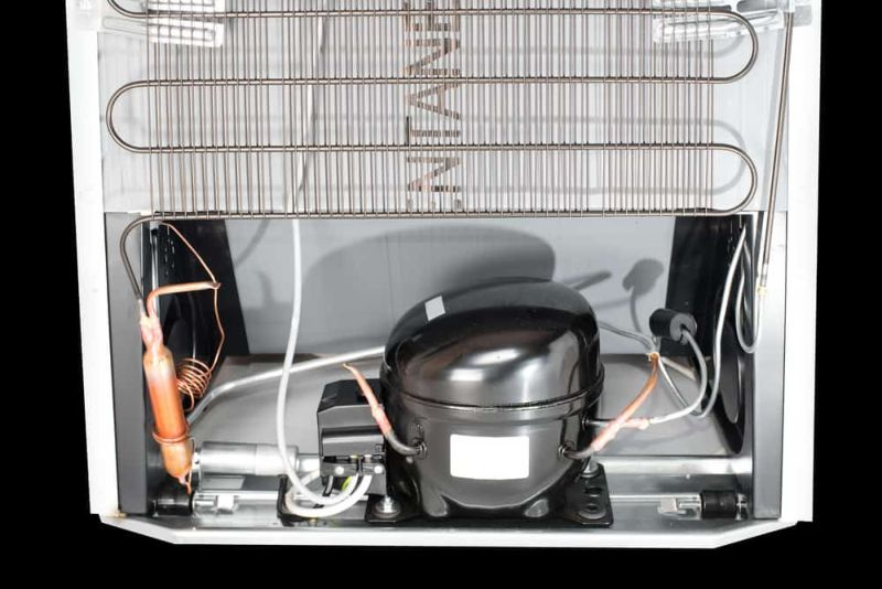 Jak utišit hlučný kompresor chladničky (udělejte to!)