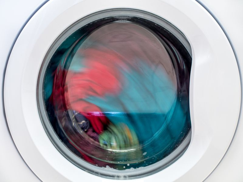 מכונת הכביסה מסתובבת אבל הבגדים עדיין רטובים? (סיבות ותיקונים אפשריים)