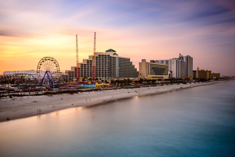 Vilka är fördelarna och nackdelarna med att bo i Daytona Beach, FL?