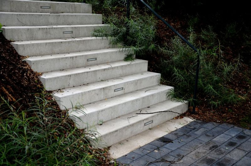 כיצד לבנות מדרגות במדרון תלול (מדריך שלב אחר שלב)