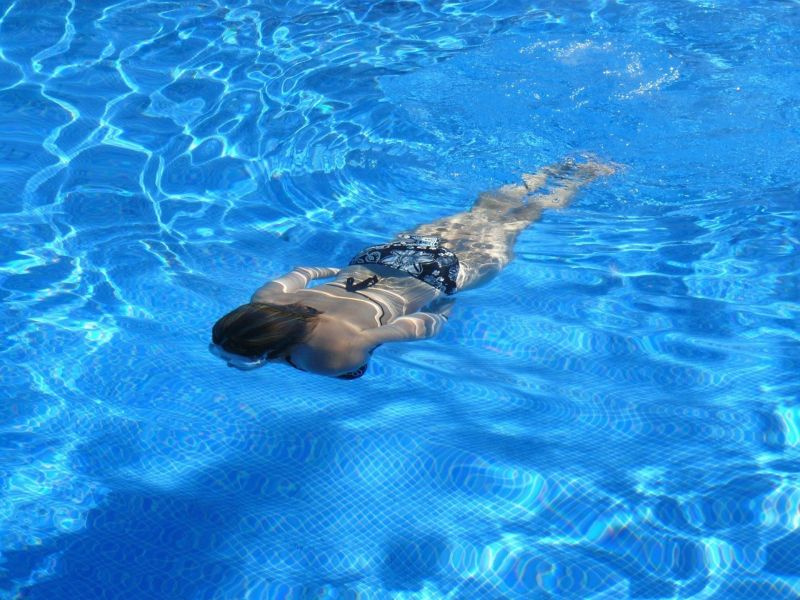 Hoe de alkaliteit in een zwembad te verhogen zonder de pH te verhogen?