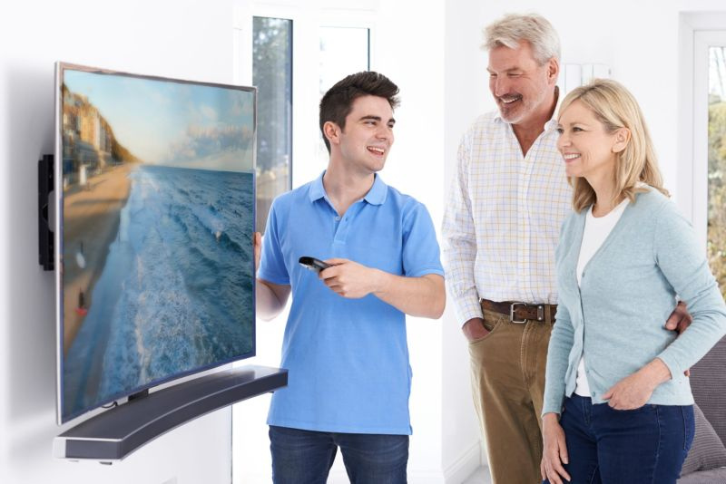 Ar galite pritvirtinti lenktą televizorių ant sienos? (Sužinokite dabar!)
