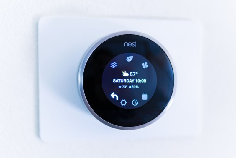 „Nest“ termostatas vis paleidžiamas iš naujo? (Galimos priežastys ir sprendimai)