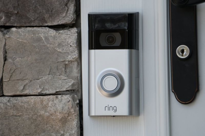 Ring Video Doorbell ima neprekinjeno belo svetlobo? (Imamo rešitev!)